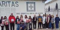 Alumnos y profesores del Sta María Goretti junto a colaboradores de Cáritas preparados para la Colecta