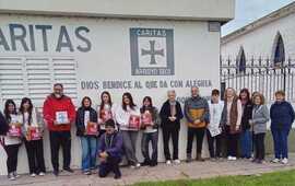 Alumnos y profesores del Sta Mar&iacute;a Goretti junto a colaboradores de C&aacute;ritas preparados para la Colecta