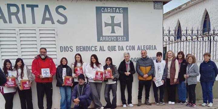 Alumnos y profesores del Sta María Goretti junto a colaboradores de Cáritas preparados para la Colecta