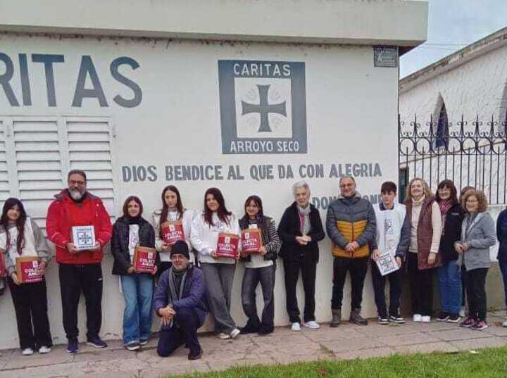 Alumnos y profesores del Sta María Goretti junto a colaboradores de Cáritas preparados para la Colecta