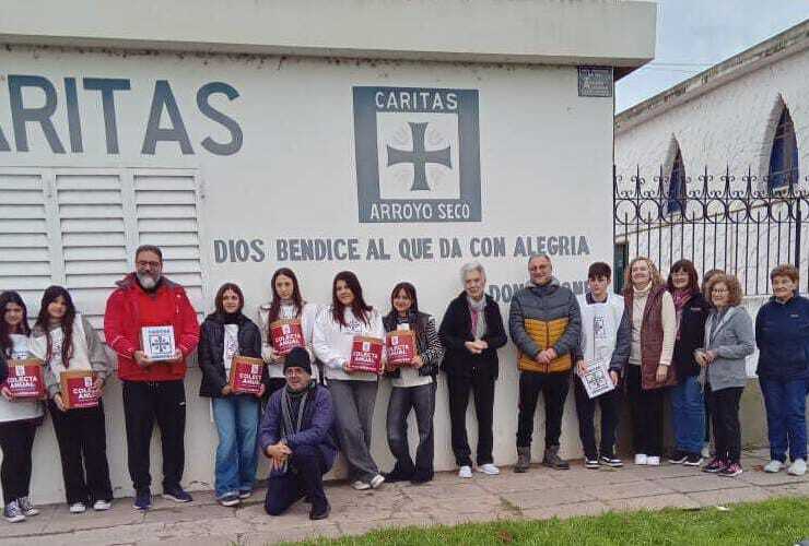 Alumnos y profesores del Sta María Goretti junto a colaboradores de Cáritas preparados para la Colecta