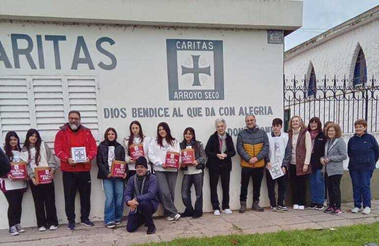 Alumnos y profesores del Sta María Goretti junto a colaboradores de Cáritas preparados para la Colecta