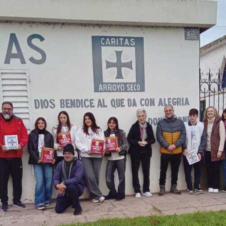 Alumnos y profesores del Sta María Goretti junto a colaboradores de Cáritas preparados para la Colecta