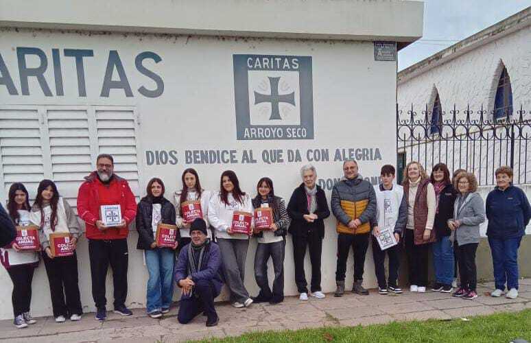 Alumnos y profesores del Sta Mar&iacute;a Goretti junto a colaboradores de C&aacute;ritas preparados para la Colecta