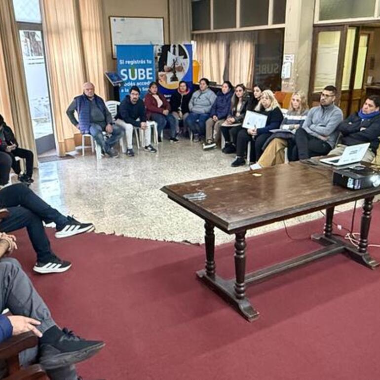 Imagen de Vecinos de Playa Hermosa participaron en el Concejo para debatir sobre obras de infraestructura