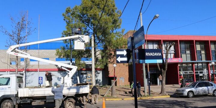 Imagen de Nueva señalización en una esquina clave de Arroyo Seco: colocaron semáforo frente al Club Talleres