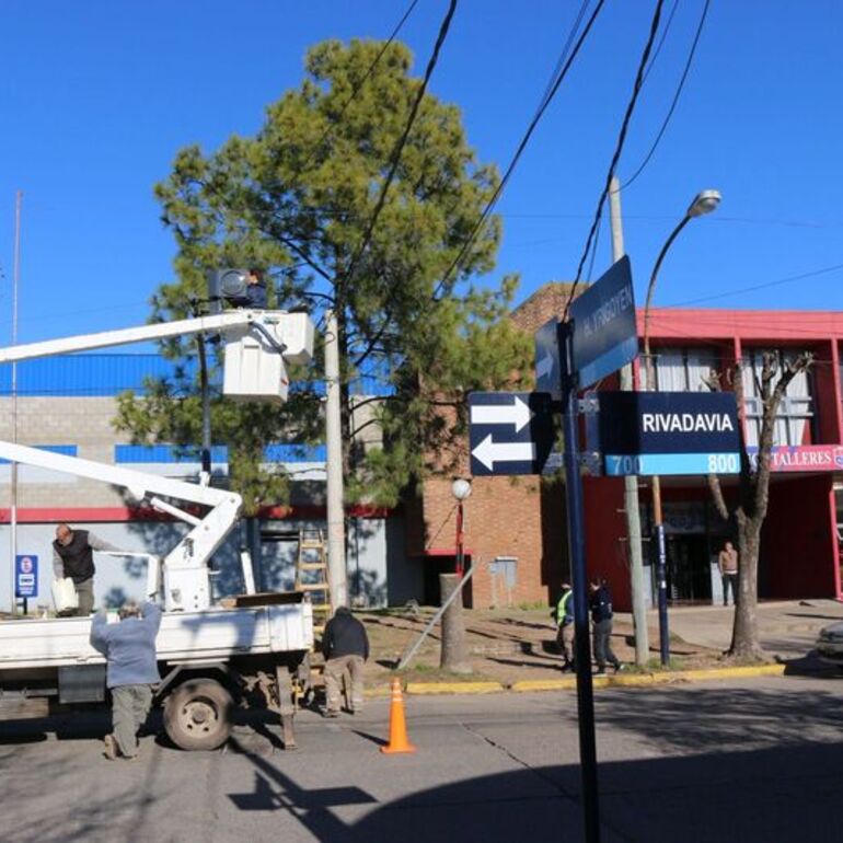 Imagen de Nueva señalización en una esquina clave de Arroyo Seco: colocaron semáforo frente al Club Talleres