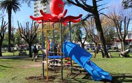 Instalación de juegos infantiles en plazas de la ciudad