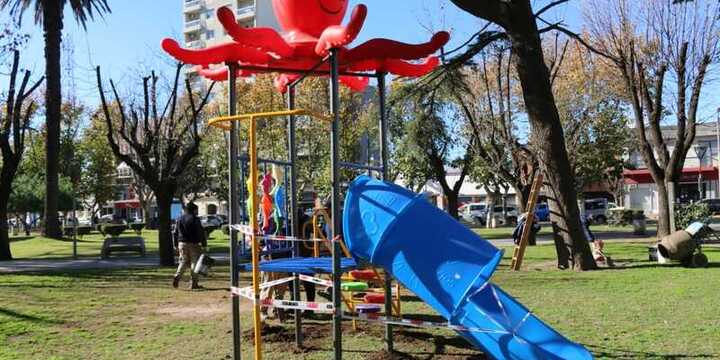 Instalación de juegos infantiles en plazas de la ciudad