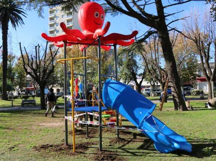 Instalación de juegos infantiles en plazas de la ciudad
