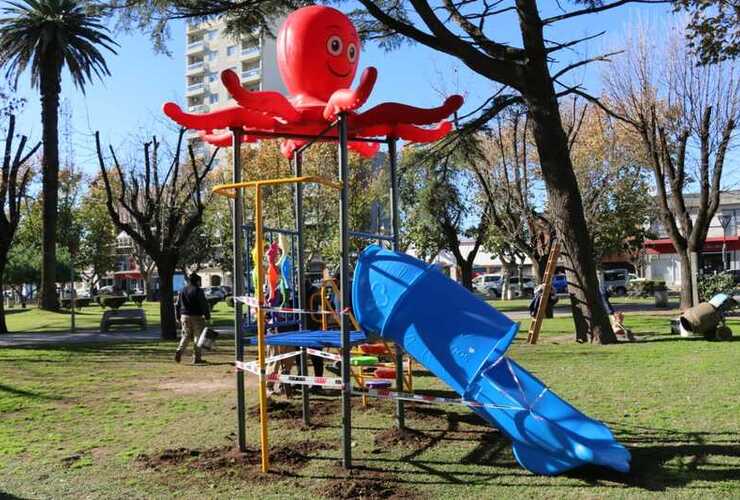 Instalación de juegos infantiles en plazas de la ciudad