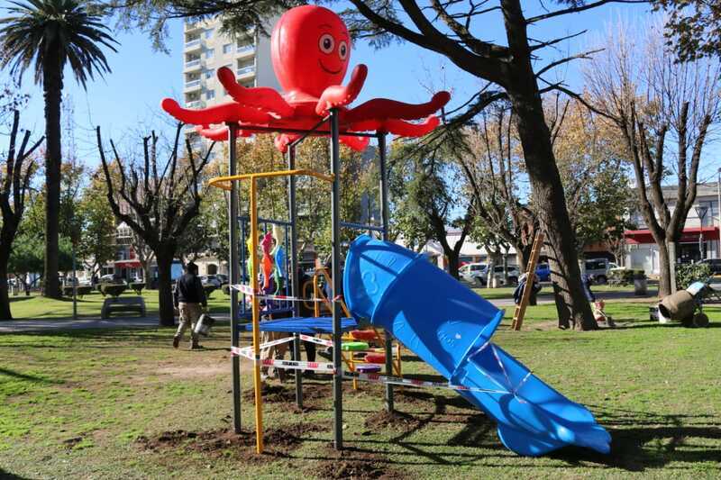 Instalaci&oacute;n de juegos infantiles en plazas de la ciudad