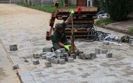 Trabajos de adoquinado en la primera etapa de Calle Angosta