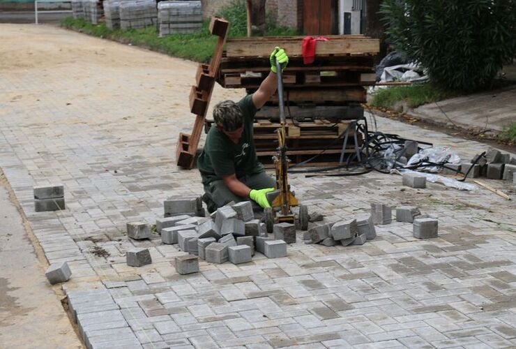 Trabajos de adoquinado en la primera etapa de Calle Angosta