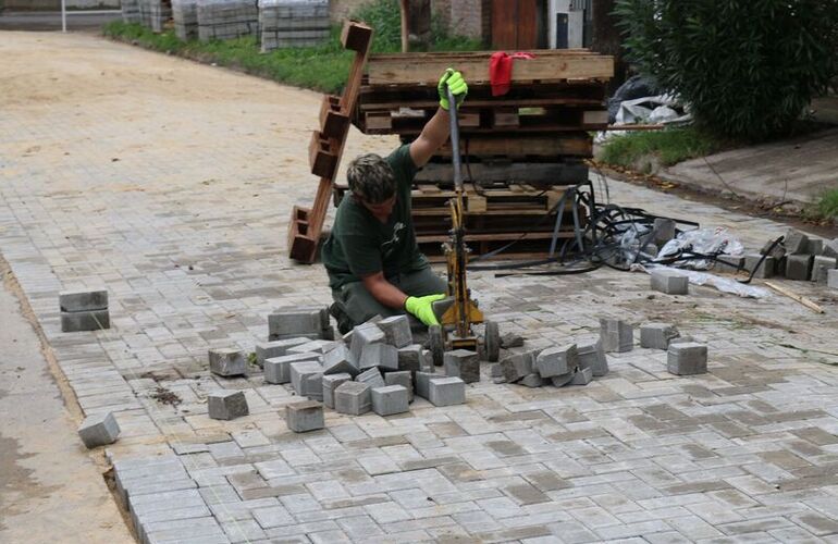 Trabajos de adoquinado en la primera etapa de Calle Angosta
