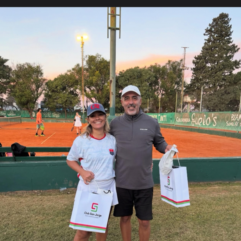Imagen de Tenis: Dupla de Talleres, Campeones en 'Dobles Mixtos' en San Jorge