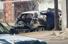 El vehículo en el que viajaban los fallecidos junto a la novia de uno de ellos, la cual fue llevada a una vivienda por agresores. (Captura TN)