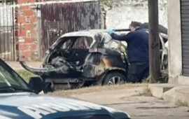 El vehículo en el que viajaban los fallecidos junto a la novia de uno de ellos, la cual fue llevada a una vivienda por agresores. (Captura TN)