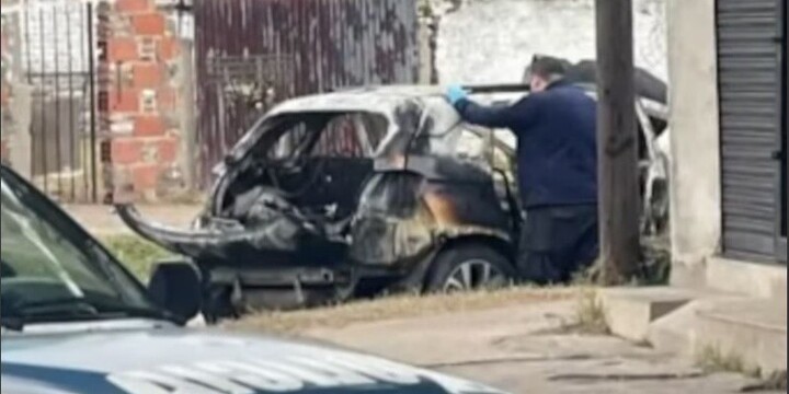 El vehículo en el que viajaban los fallecidos junto a la novia de uno de ellos, la cual fue llevada a una vivienda por agresores. (Captura TN)