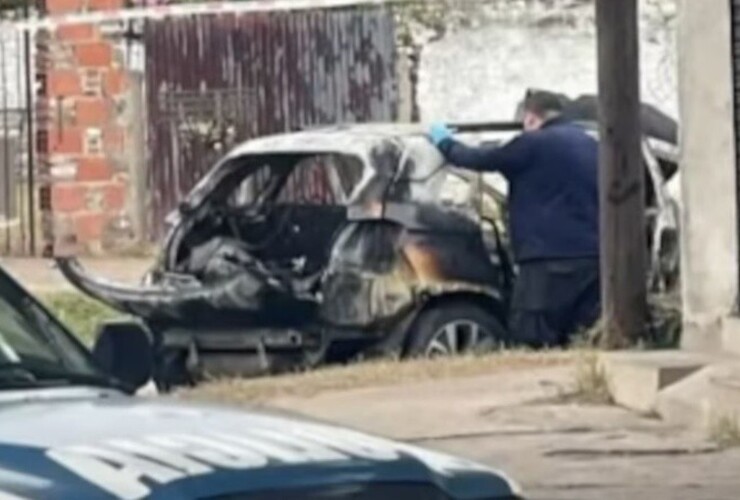 El vehículo en el que viajaban los fallecidos junto a la novia de uno de ellos, la cual fue llevada a una vivienda por agresores. (Captura TN)