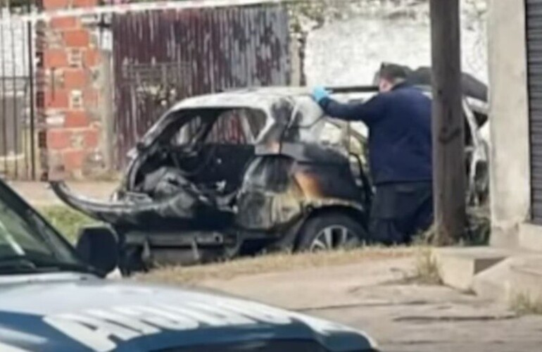 El vehículo en el que viajaban los fallecidos junto a la novia de uno de ellos, la cual fue llevada a una vivienda por agresores. (Captura TN)