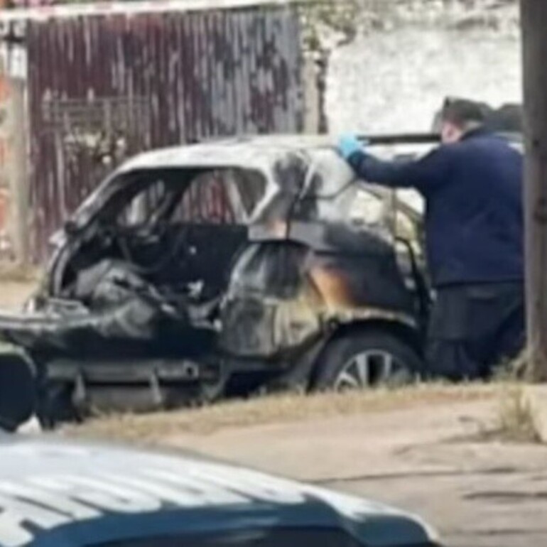 El vehículo en el que viajaban los fallecidos junto a la novia de uno de ellos, la cual fue llevada a una vivienda por agresores. (Captura TN)