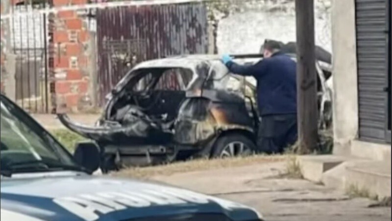 El veh&iacute;culo en el que viajaban los fallecidos junto a la novia de uno de ellos, la cual fue llevada a una vivienda por agresores. (Captura TN)