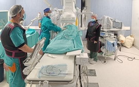 El equipo del servicio de Hemodinamia del Centenario utiliza el IVAC 2L por primera vez