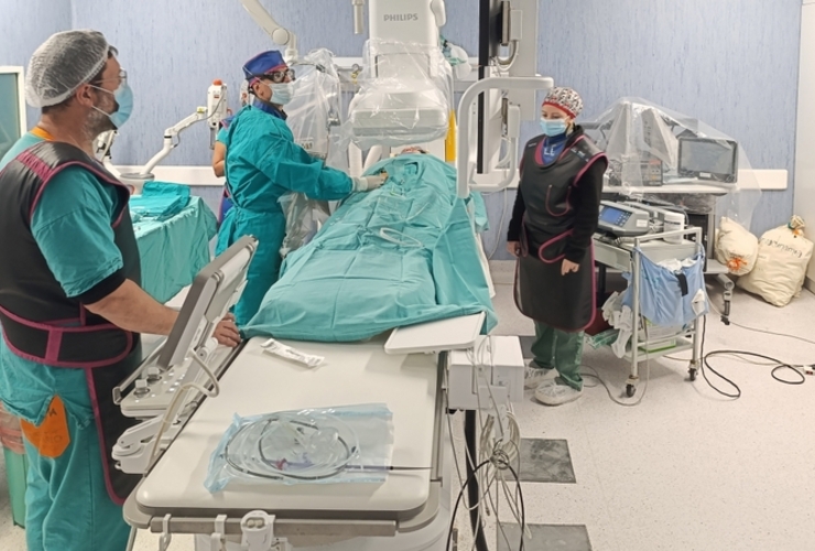 El equipo del servicio de Hemodinamia del Centenario utiliza el IVAC 2L por primera vez