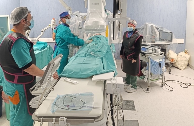 El equipo del servicio de Hemodinamia del Centenario utiliza el IVAC 2L por primera vez