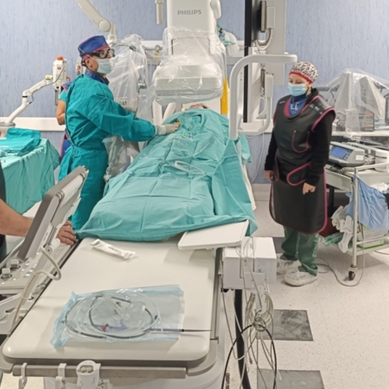 El equipo del servicio de Hemodinamia del Centenario utiliza el IVAC 2L por primera vez