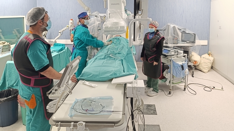 El equipo del servicio de Hemodinamia del Centenario utiliza el IVAC 2L por primera vez