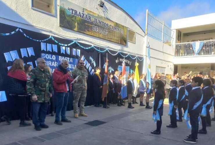 Imagen de La Escuela Santa Luc&iacute;a realiz&oacute; el Acto de Juramento a la Bandera