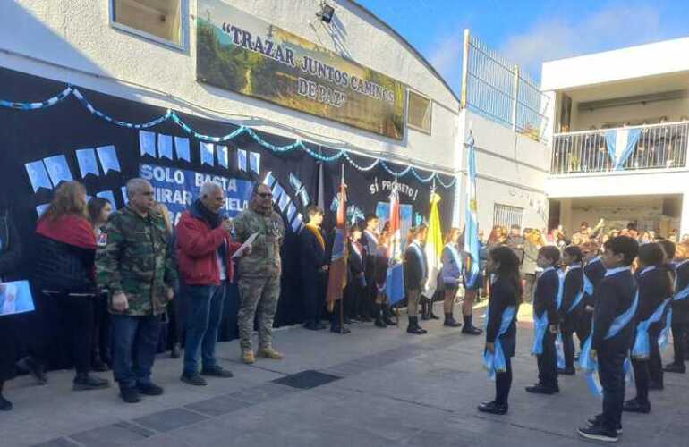 Imagen de La Escuela Santa Lucía realizó el Acto de Juramento a la Bandera