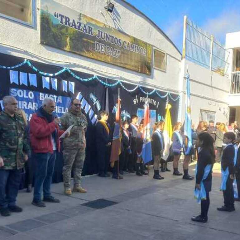 Imagen de La Escuela Santa Lucía realizó el Acto de Juramento a la Bandera