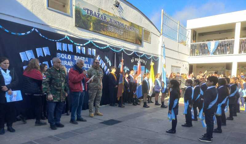 Imagen de La Escuela Santa Luc&iacute;a realiz&oacute; el Acto de Juramento a la Bandera