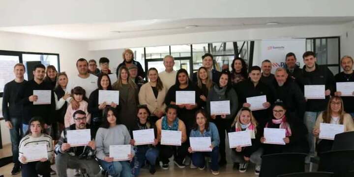 Imagen de Entrega de diplomas para los participantes de las capacitaciones de Mozos y Camareras y Auxiliares en Gestión Logística de Almacenes
