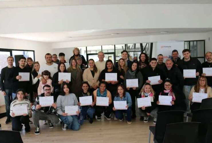 Imagen de Entrega de diplomas para los participantes de las capacitaciones de Mozos y Camareras y Auxiliares en Gestión Logística de Almacenes