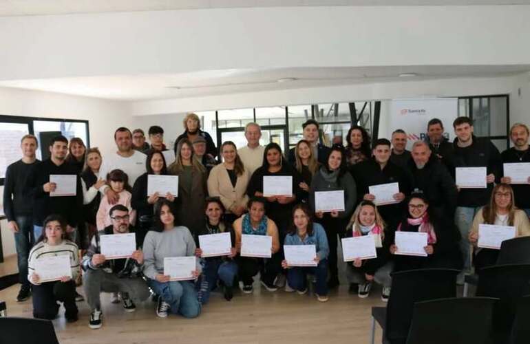Imagen de Entrega de diplomas para los participantes de las capacitaciones de Mozos y Camareras y Auxiliares en Gestión Logística de Almacenes