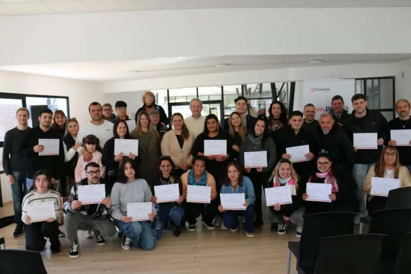 Imagen de Entrega de diplomas para los participantes de las capacitaciones de Mozos y Camareras y Auxiliares en Gestión Logística de Almacenes