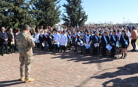 Veterano de Malvinas tomando Juramento a los alumnos