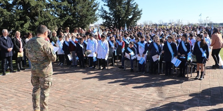 Veterano de Malvinas tomando Juramento a los alumnos
