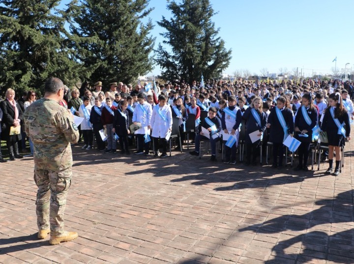 Veterano de Malvinas tomando Juramento a los alumnos