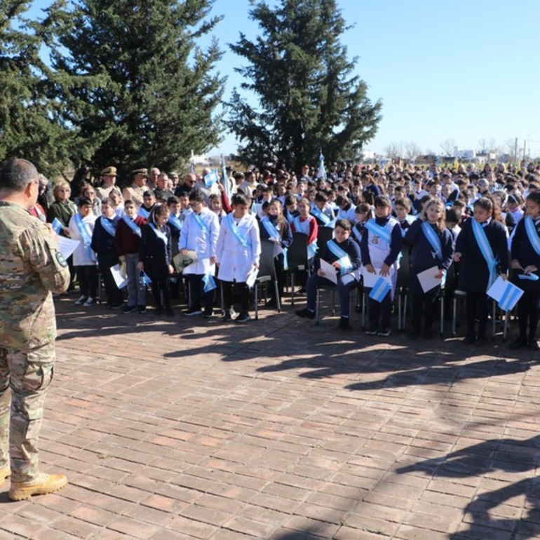 Veterano de Malvinas tomando Juramento a los alumnos