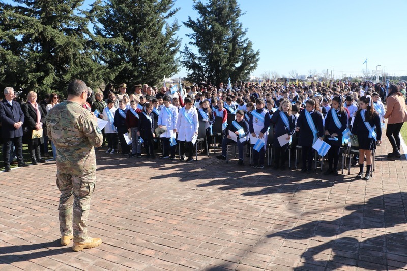 Veterano de Malvinas tomando Juramento a los alumnos