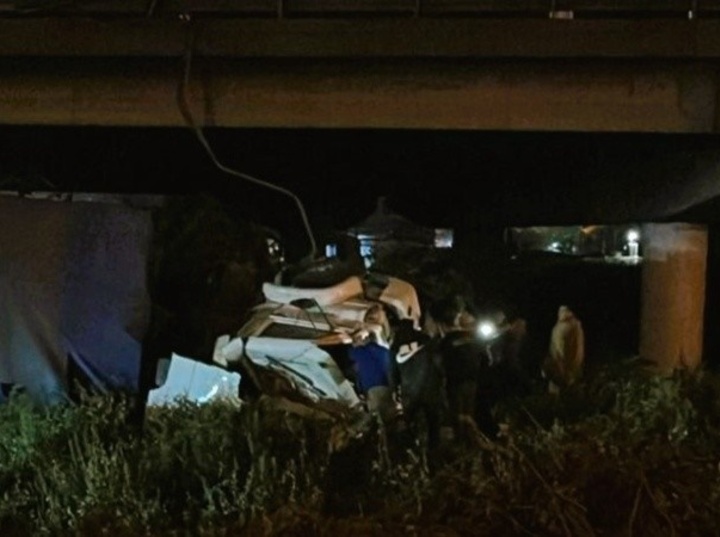 El impactante accidente fue a metros del arroyo Saladillo. (imagen El Tres)