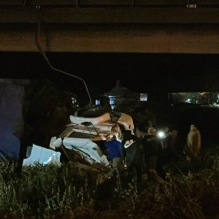 El impactante accidente fue a metros del arroyo Saladillo. (imagen El Tres)