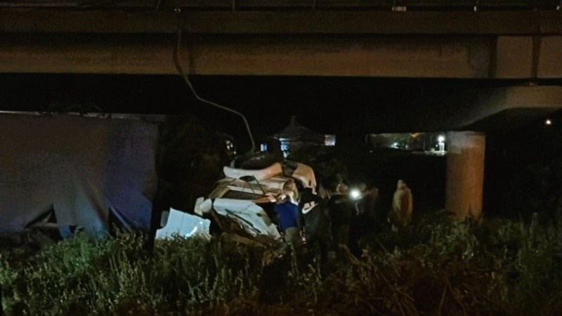 El impactante accidente fue a metros del arroyo Saladillo. (imagen El Tres)