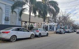 Desde hace tiempo nuevamente depositan vehículos sobre 9 de Julio al 200