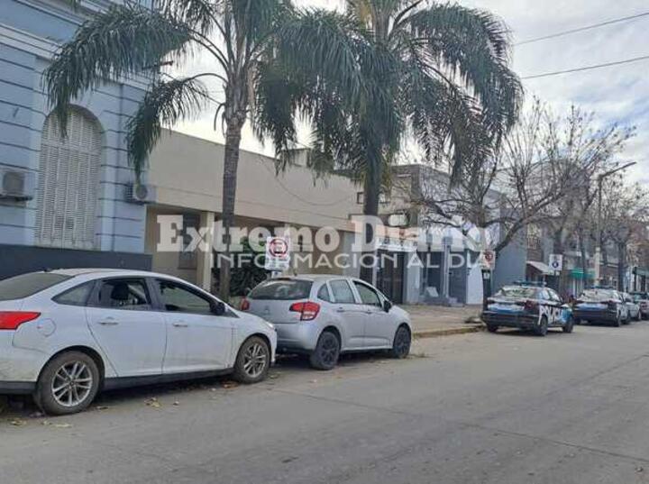 Desde hace tiempo nuevamente depositan vehículos sobre 9 de Julio al 200